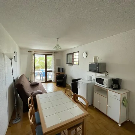Ocean: Beachfront 2-star With Private Parking Apartment *